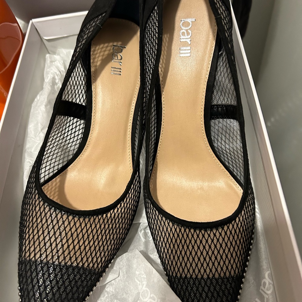 Mesh gorgeous black shoe highly sought in size 11